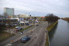 900490 Gezicht op de Winthontlaan te Utrecht, vanaf het viaduct over de Vaartsche Rijn in de A12.